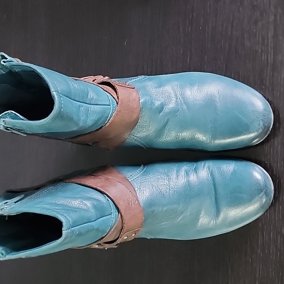 Teal leather with brown strap, size 9, ankle boot - Picture 2 of 5